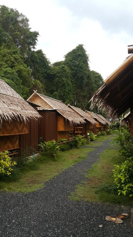 Phuhaya Bamboo Bungalows 란타섬 외부 사진