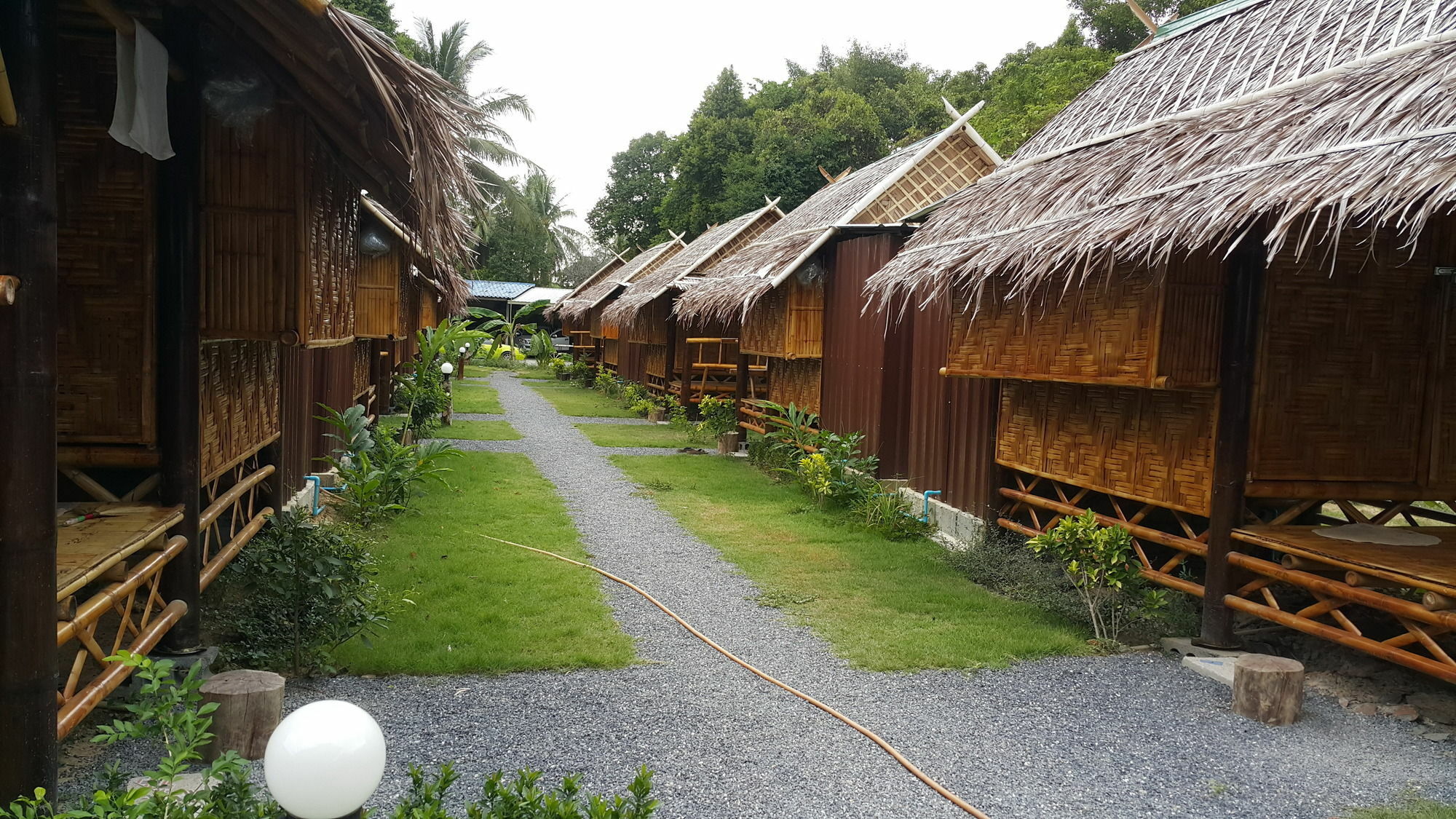 Phuhaya Bamboo Bungalows 란타섬 외부 사진